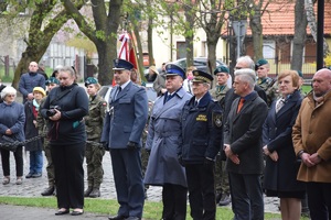 przedstawiciele służb mundurowych i uczestnicy uroczystości