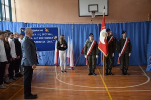 poczet sztandarowy, uczniowie i policjant