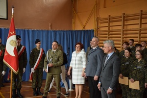 dyrekcja, nauczyciele, przedstawiciele władz powiatu, policja oraz sztandar szkoły
