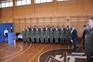 uczniowie w szyku w wojskowych mundurach