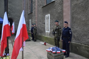 żołnierze i policjanci w trakcie warty honorowej przy pamiątkowej tablicy