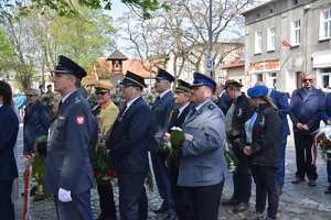 delegacje wraz z kwiatami, w centralnej części zdjęcia komendant powiatowy