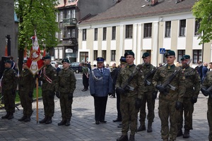 komendant powiatowy, obok żołnierze kompanii honorowej