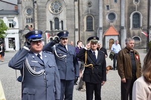 przedstawiciele służb mundurowych w trakcie oddawania honorów na tarnogórskim rynku