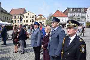 przedstawiciele służb mundurowych na tarnogórskim rynku, w tle inne osoby