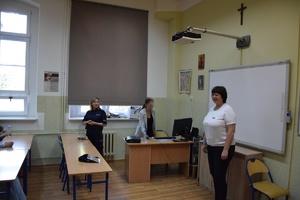 osoby prowadzące spotkanie w klasie szkolnej