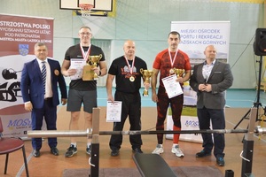 uczestnicy zawodów z medalami i dyplomami