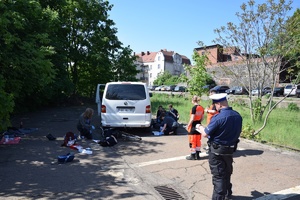 pozorowana scenka wypadku komunikacyjnego, w roli sędziego policjant i ratownicy medyczni