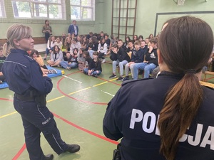 policjantki w trakcie spotkania z uczniami szkoły