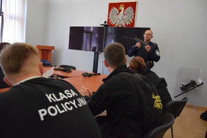 policjant prezentujący uzbrojenie