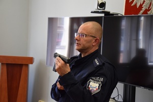 policjant prezentujący uzbrojenie