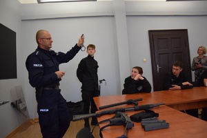 policjant prezentujący kajdanki