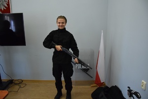 uczeń z policyjną bronią