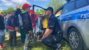 policjant rozmawiający z dzieckiem