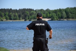 policjant obserwujący akwen