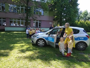 dzieci przy policyjnym radiowozie