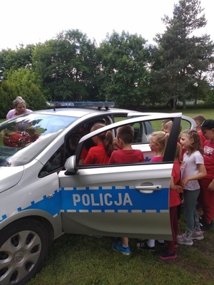 dzieci przy policyjnym radiowozie