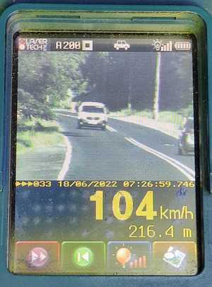 ekran urządzenia trucam na którym uwieczniono przekroczenie prędkości przez kierującego białym mercedesem