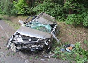 zdjecie przedstawia rozbity samochód honda koloru szarego