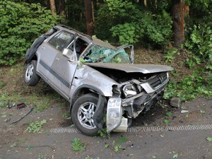 zdjecie przedstawia rozbity samochód honda koloru szarego