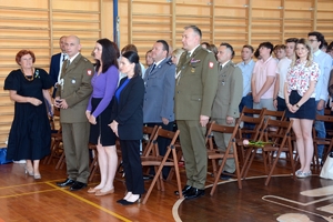przedstawiciele służb mundurowych i inne osoby stojące na widowni przy krzesełkach
