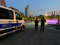 policjanci przy radiowozie