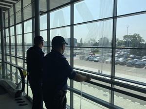 policjanci obserwujący parking przy lotnisku