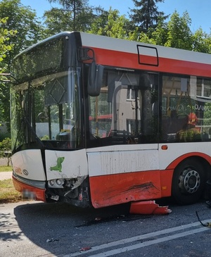 uszkodzony przód miejskiego autobusu