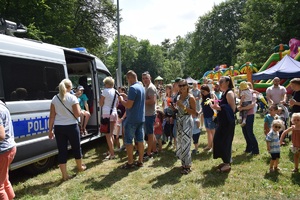 uczestnicy pikniku przy policyjnym radiowozie