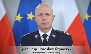 generał policji w mundurze na tle bar polski i unii europejskiej