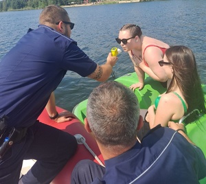 badanie trzeźwości przez policjanta na łodzi
