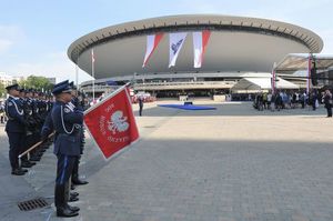policjanci, a w tle katowicki spodek