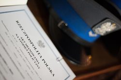 policyjna czapka i akt mianowania