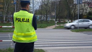 policjant obserwujący przejście dla pieszych