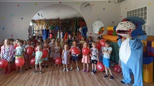 przedszkolaki i policyjna maskotka sznupek na zdjęciu grupowym