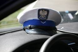 policyjna czapka na desce rozdzielczej radiowozu