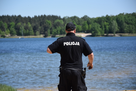 policjant obserwujący akwen wodny