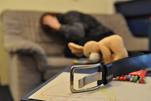 pasek na blacie, w tle osoba