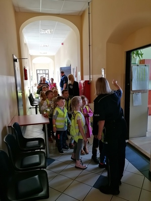 przedszkolaki na korytarzu komendy