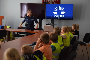 policjantka umundurowana przeprowadzająca prelekcje
