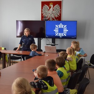 umundurowana policjantka prowadząca prelekcję