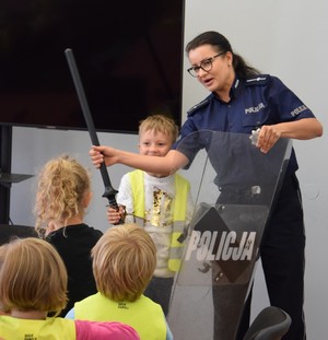 umundurowana policjantka prezentująca sprzęt