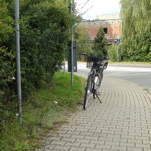 rower stojący na chodniku