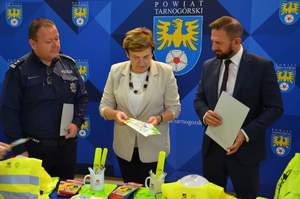 Zdjęcie ze spotkania w budynku starostwa w Tarnowskich Górach. Na zdjęciu obecni przedstawiciele starostwa, firmy Nitroerg, komendy policji.