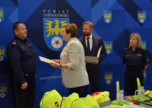 Zdjęcie ze spotkania w budynku starostwa w Tarnowskich Górach. Na zdjęciu obecni przedstawiciele starostwa, firmy Nitroerg, komendy policji.