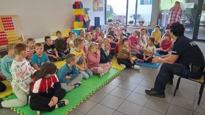 dzielnicowi podczas spotkania z młodzieżą