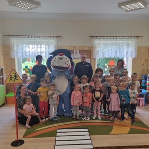 Umundurowany policjant podczas prelekcji z przedszkolakami