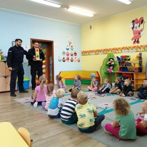 Umundurowany policjant podczas prelekcji z przedszkolakami