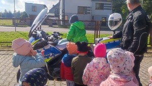 mundurowi podczas spotkań z najmłodszymi