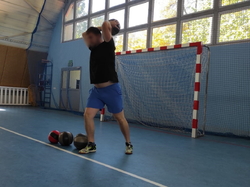 osoba rzucająca piłką lekarską